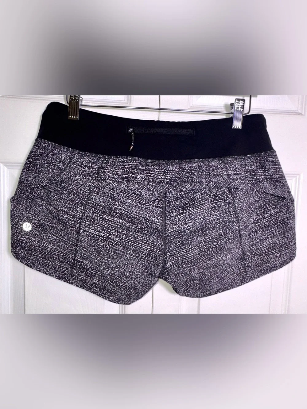 Lululemon Run Speed Shorts Women’s Size 6 Black White Reflective Print EUC